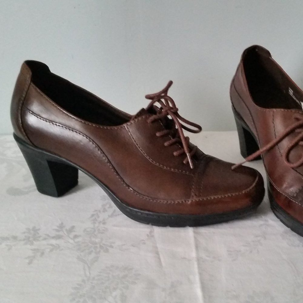 Clark's woman size 8 brown ankle boots